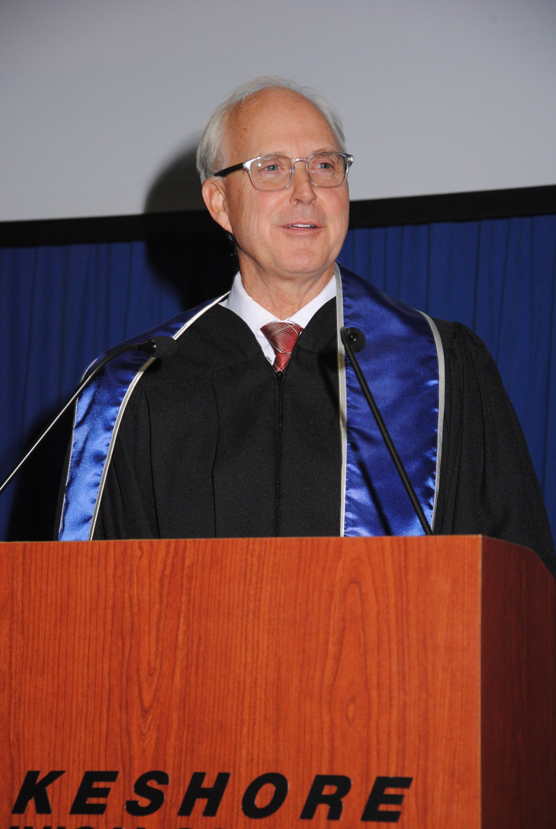 Keynote speaker Tryg Jacobson shares the value of trustworthiness at commencement